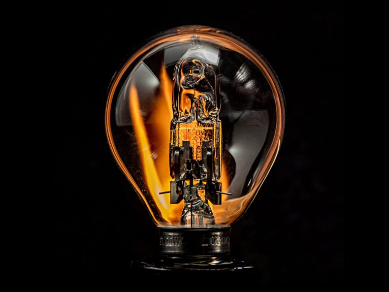 Blackout durch KI-Fehler? Glühbirne vor schwarzem Hintergrund, Foto Thomas Riess / PIXELIO